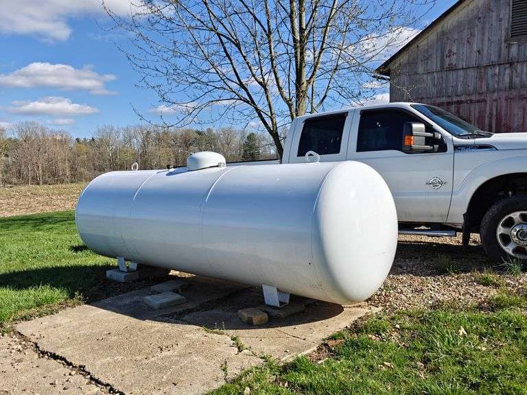 LIKE-NEW 1,000 GAL. PROPANE TANK. MADE IN MEXICO.