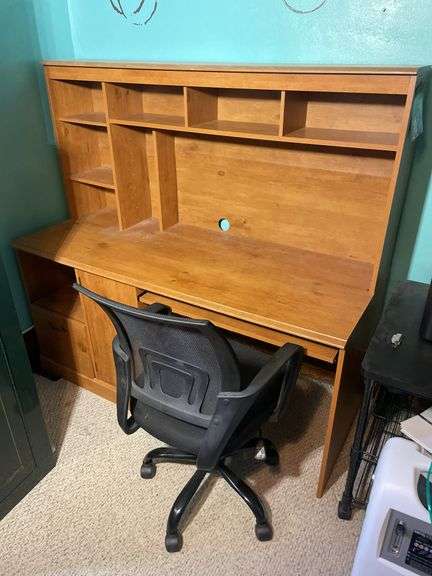 Kneehole Desk & office chair