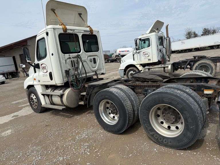 2015 Freightliner Cascadia - runs good