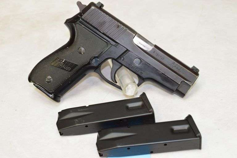 Sig Sauer  Mod P228  Cal 9mm  2 Mags
