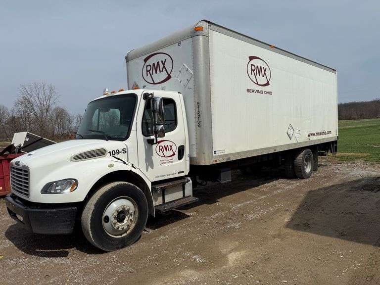 2009 Freightliner Business Class M2 w/ lift gate - runs good