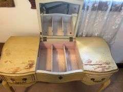 Vintage Dixie Brand Makeup Dresser with Mirror