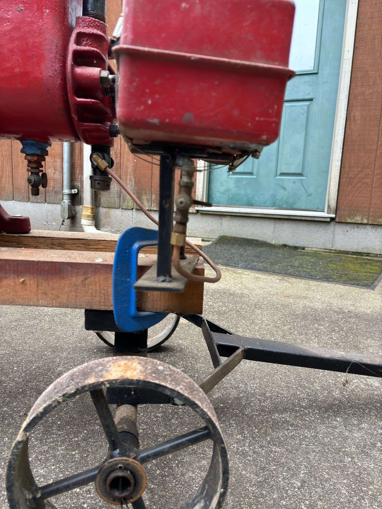 Associated 1 1/2 H.P. hit and miss engine - Kaufman Realty & Auctions