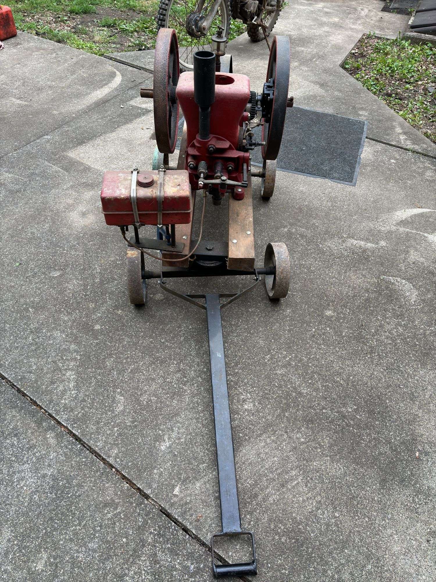 Associated 1 1/2 H.P. hit and miss engine - Kaufman Realty & Auctions
