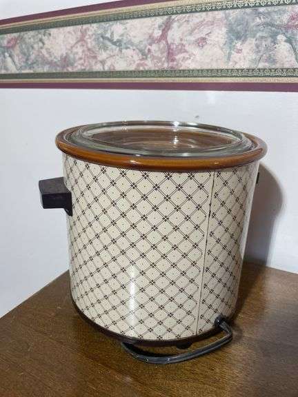 (2) older rival crockpots and crock pot insert
