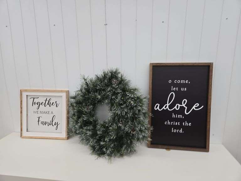 (2) wall plaques & lighted wreath