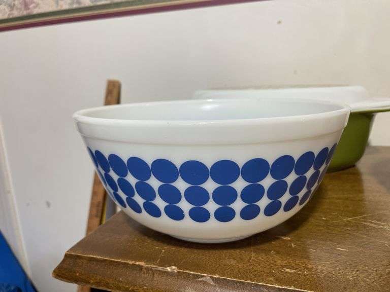 Vintage Pyrex casserole dish and (2) mixing bowls- Pyrex & Fire King