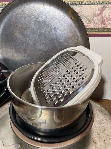 Large lot of frying pans, pizza pans, rolling pin, cake & cupcake pans & misc.