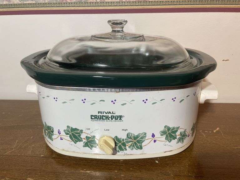 (2) older rival crockpots and crock pot insert