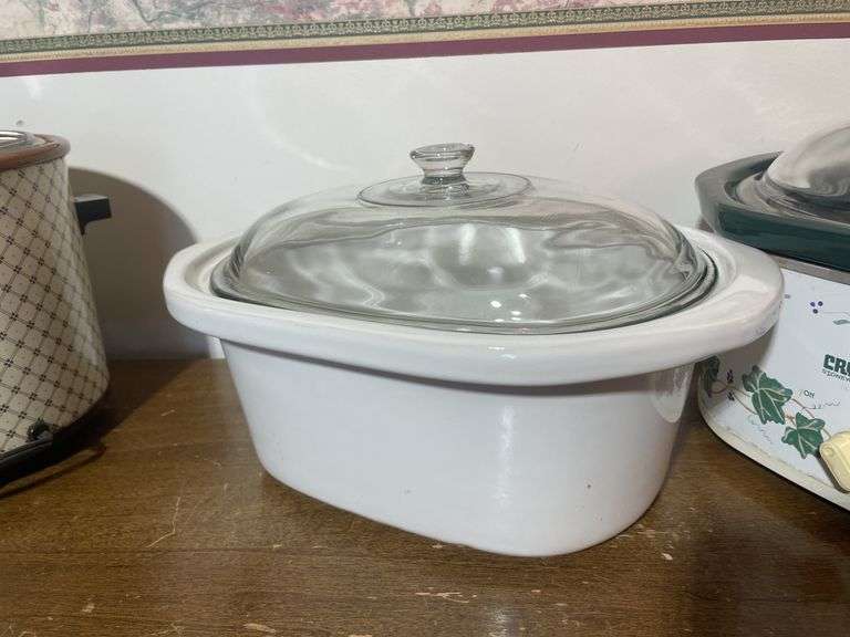 (2) older rival crockpots and crock pot insert