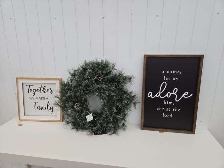 (2) wall plaques & lighted wreath