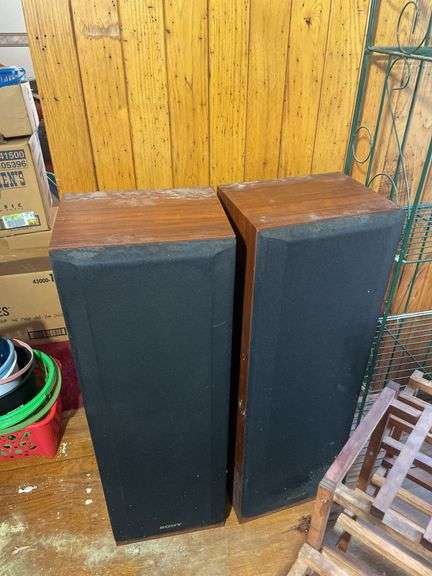 Pair of speakers, quilt rack and shelving