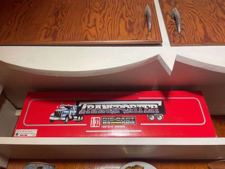 Kenworth Transporter die cast with plastic 1/32 scale semi truck in box