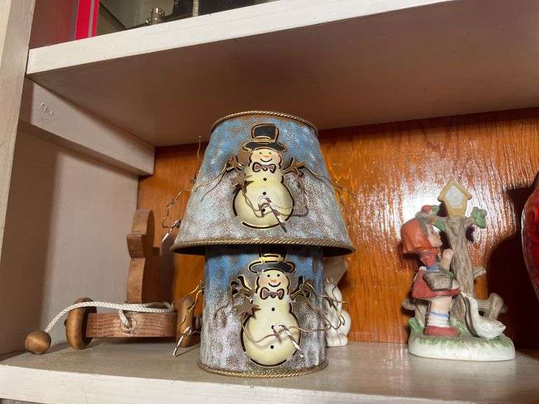 (2) shelves of glassware including bookends, vases, figurines & more