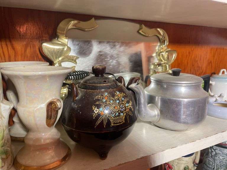 (2) shelves of glassware including bookends, vases, figurines & more