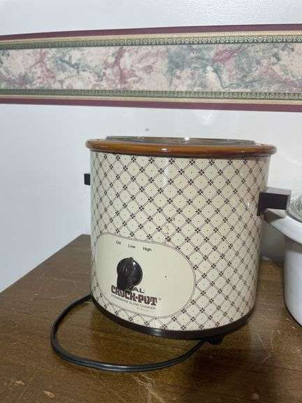 (2) older rival crockpots and crock pot insert