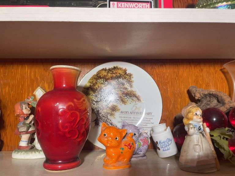 (2) shelves of glassware including bookends, vases, figurines & more