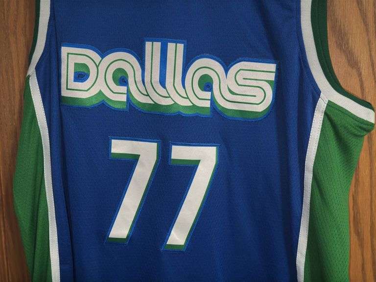 Luka Doncic Dallas Mavericks Jersey (Size M)