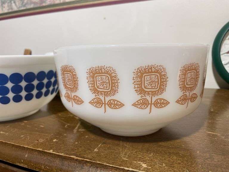 Vintage Pyrex casserole dish and (2) mixing bowls- Pyrex & Fire King