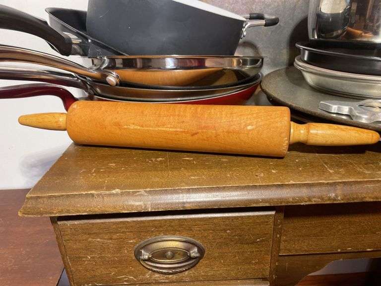 Large lot of frying pans, pizza pans, rolling pin, cake & cupcake pans & misc.