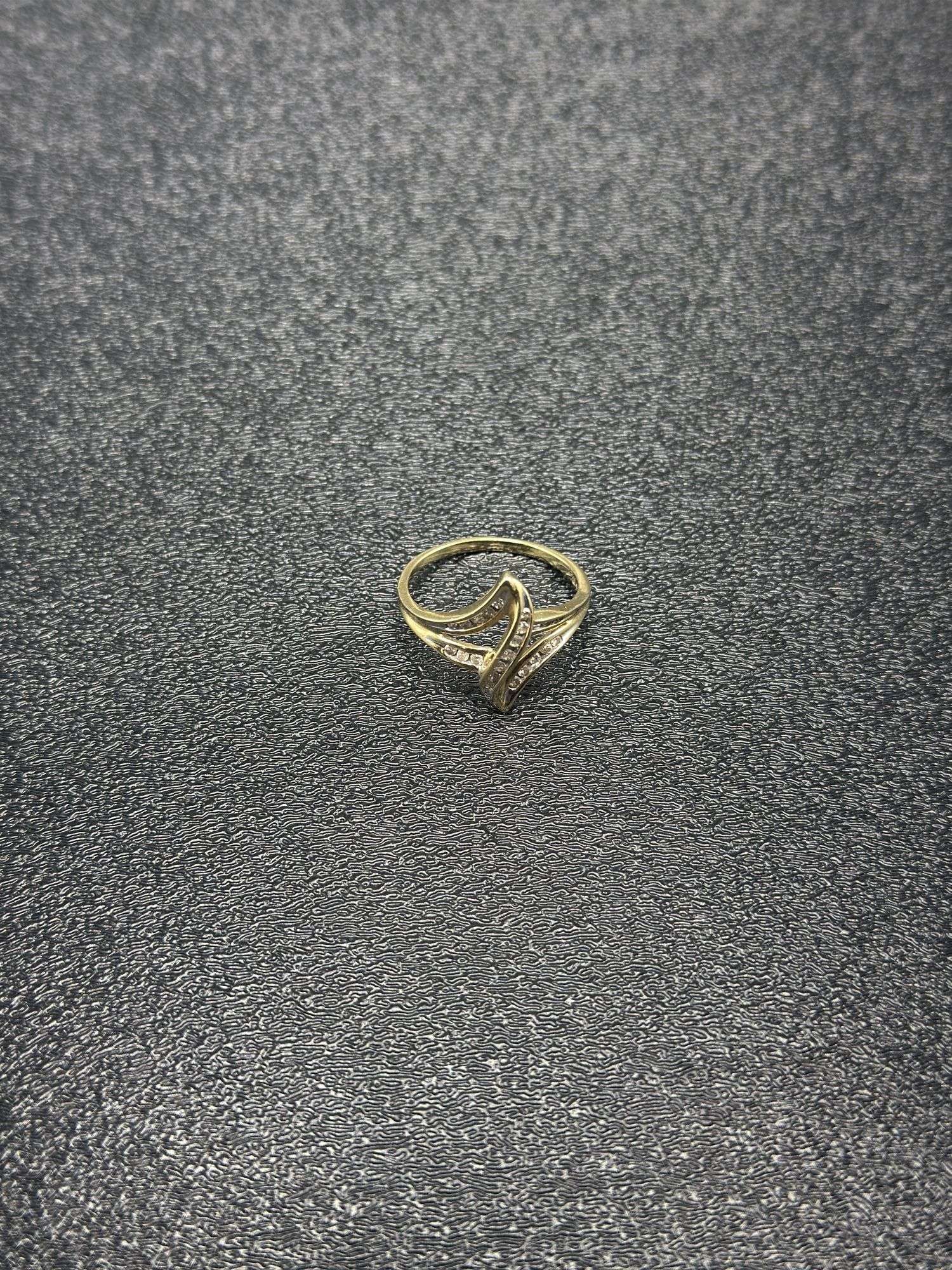 10K GOLD RING WITH DIAMONDS APPROX. 2.5 GRAMS