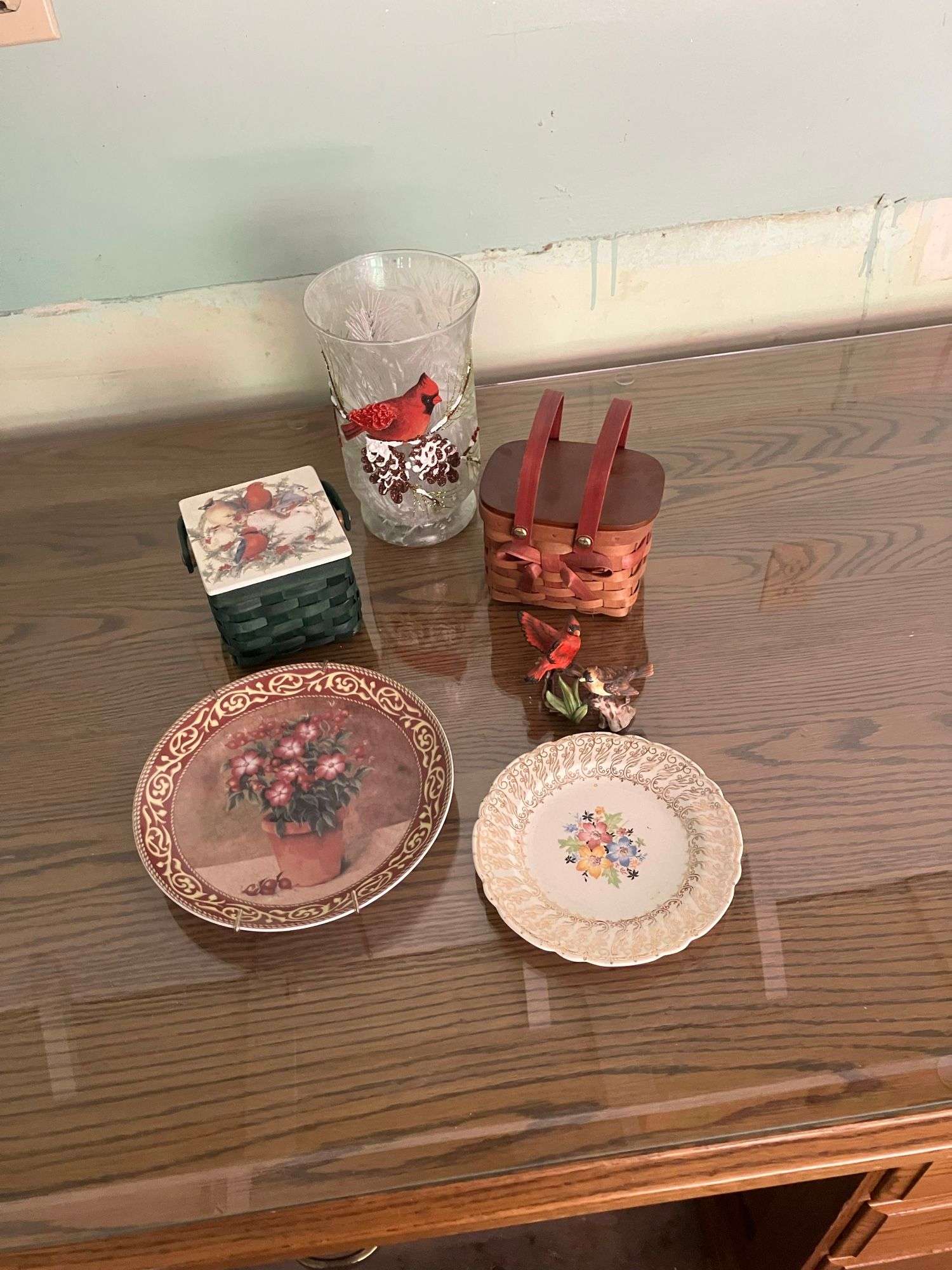 VARIETY OF SMALL BASKETS, PLATES AND DECOR