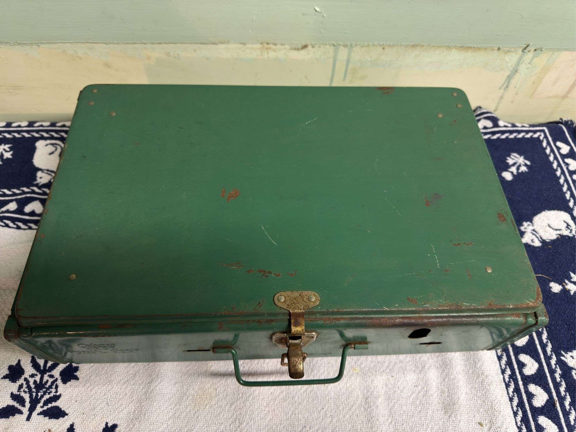 VINTAGE COLEMAN DUAL BURNER PORTABLE CAMPING STOVE