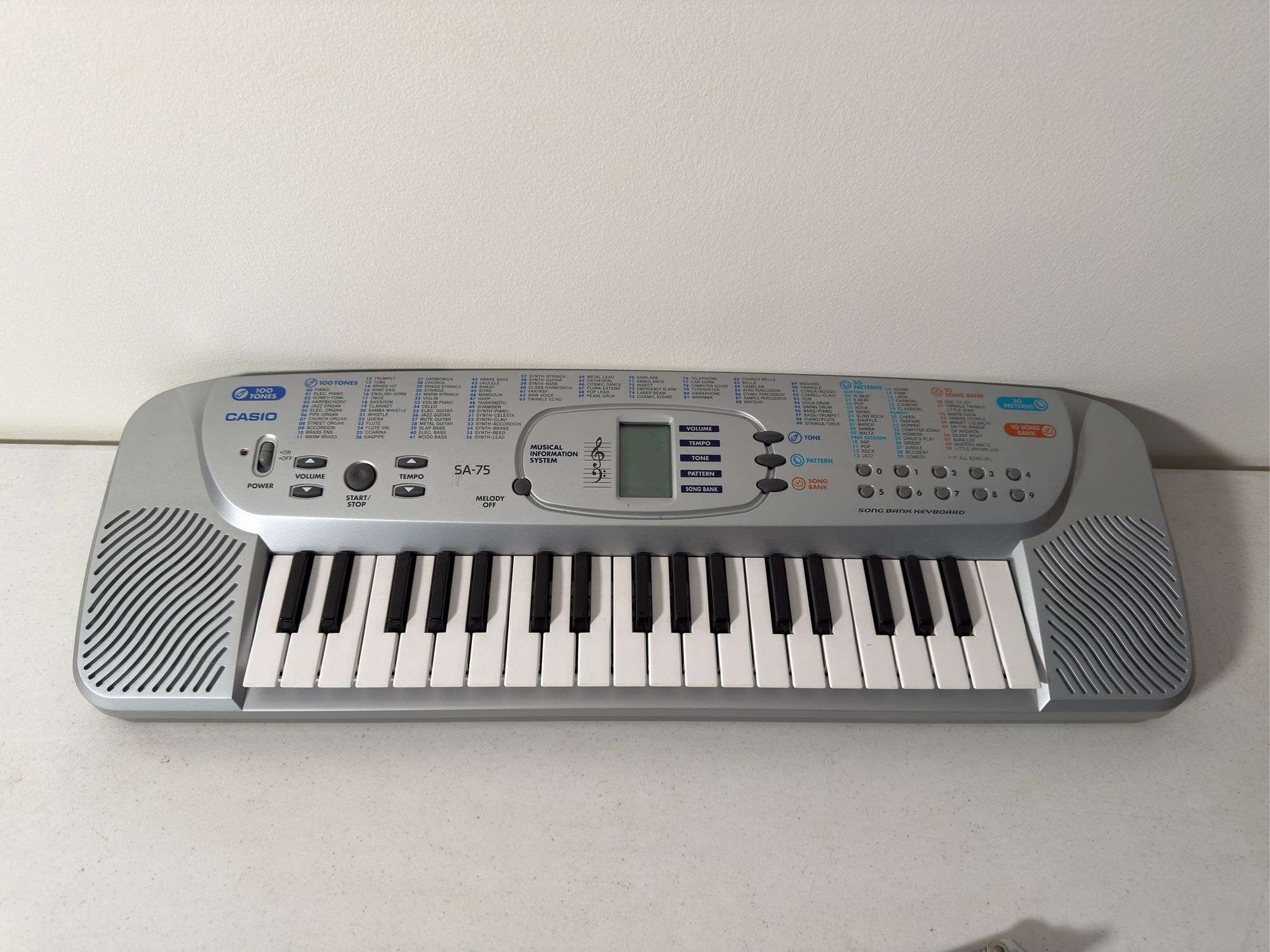 CASIO SA-75 KEYBORAD WITH MANUAL, TELESCOPIC MUSIC STAND, LEARN TO PLAY THE PIANO AND KEYBOARD, HOW 