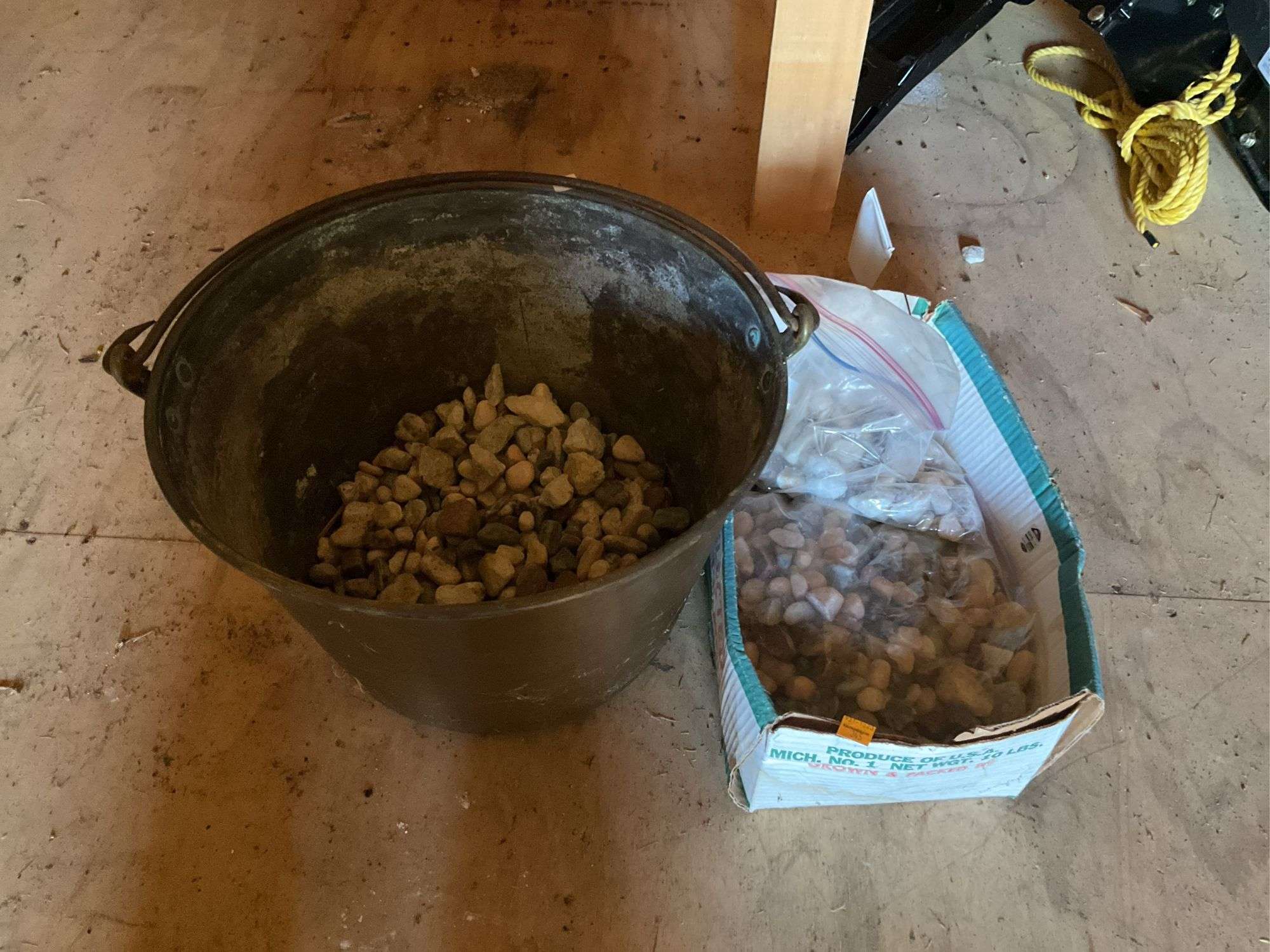 Metal Pot, Decorative Rocks