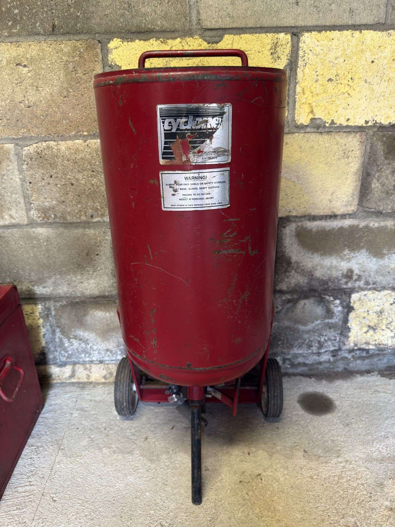 CYCLONE MFG PRESSURE SANDBLASTER