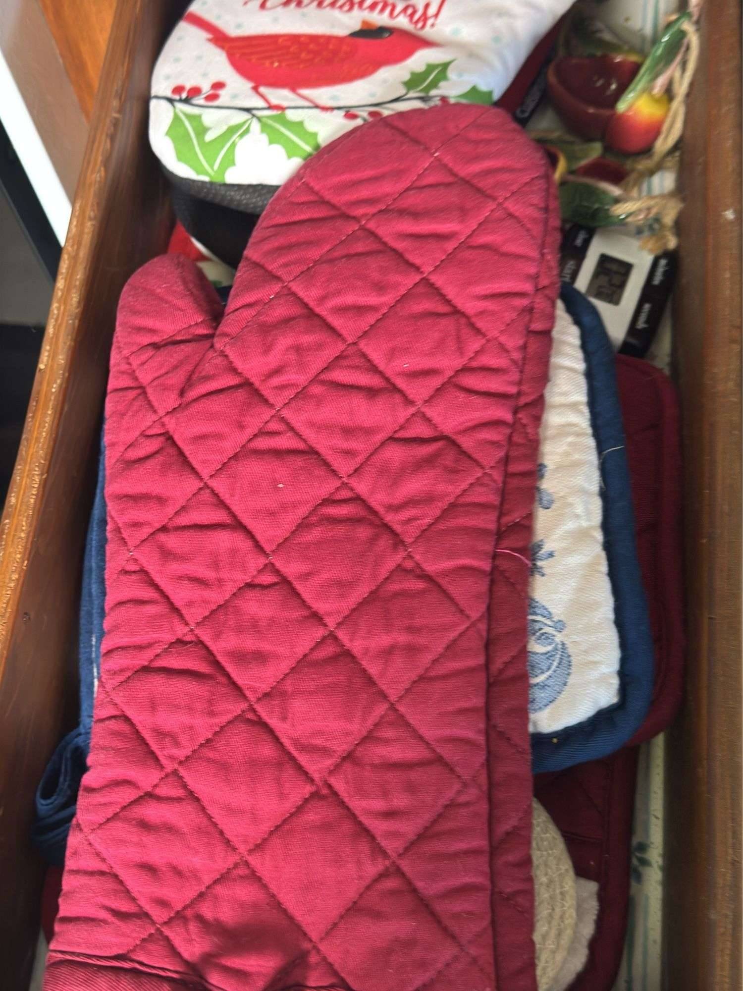 CONTENTS OF DRAWER OVEN MITTS, MEASURING SPOONS