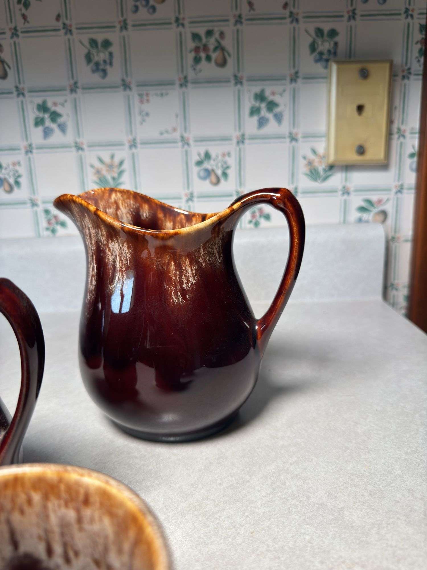 BROWN  POTTERY BEAN POT AND BOWL, PAIR OF SMALL PITCHERS, CUP