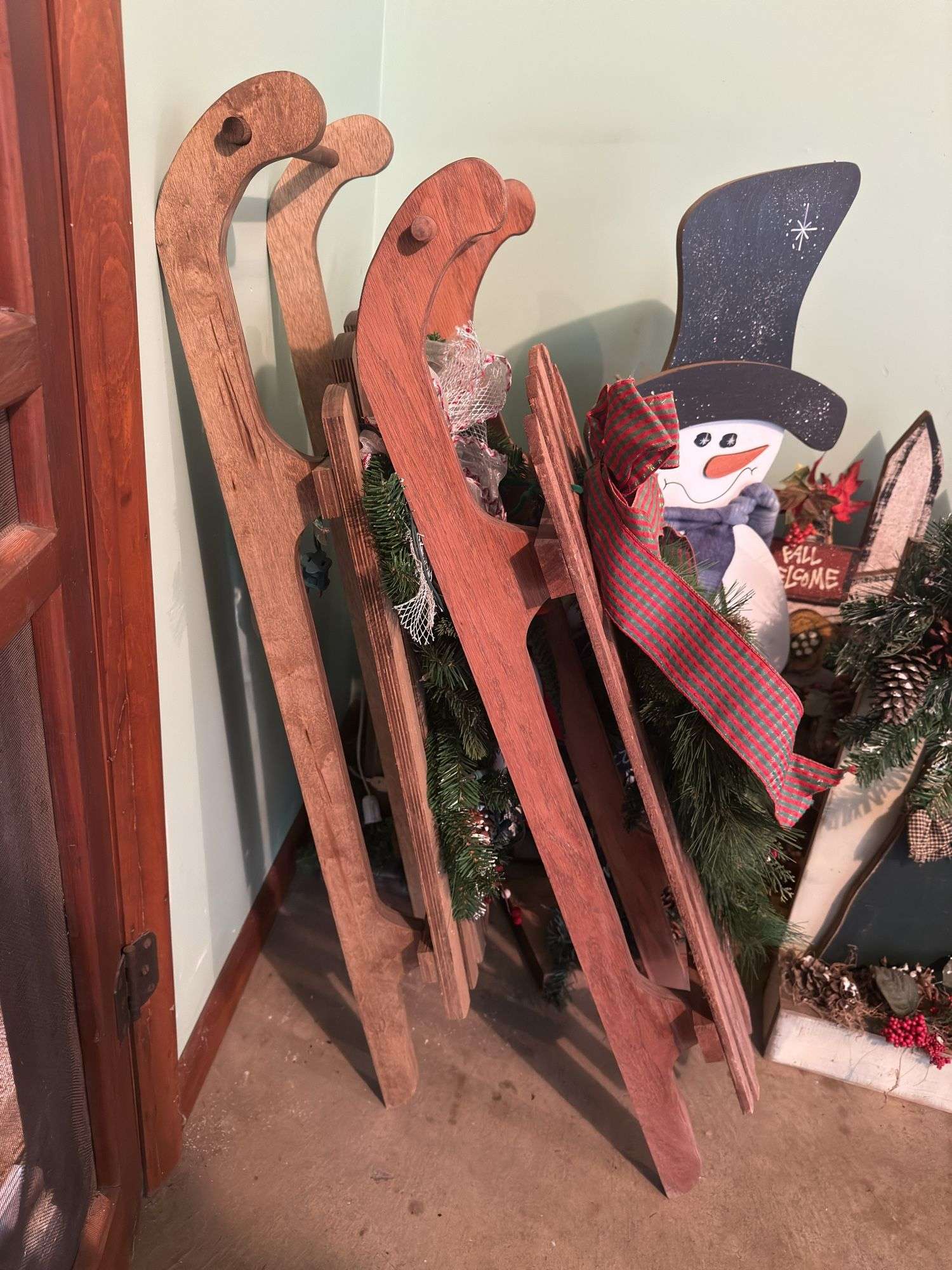 ASSORTMENT OF CHRISTMAS DECORATIONS