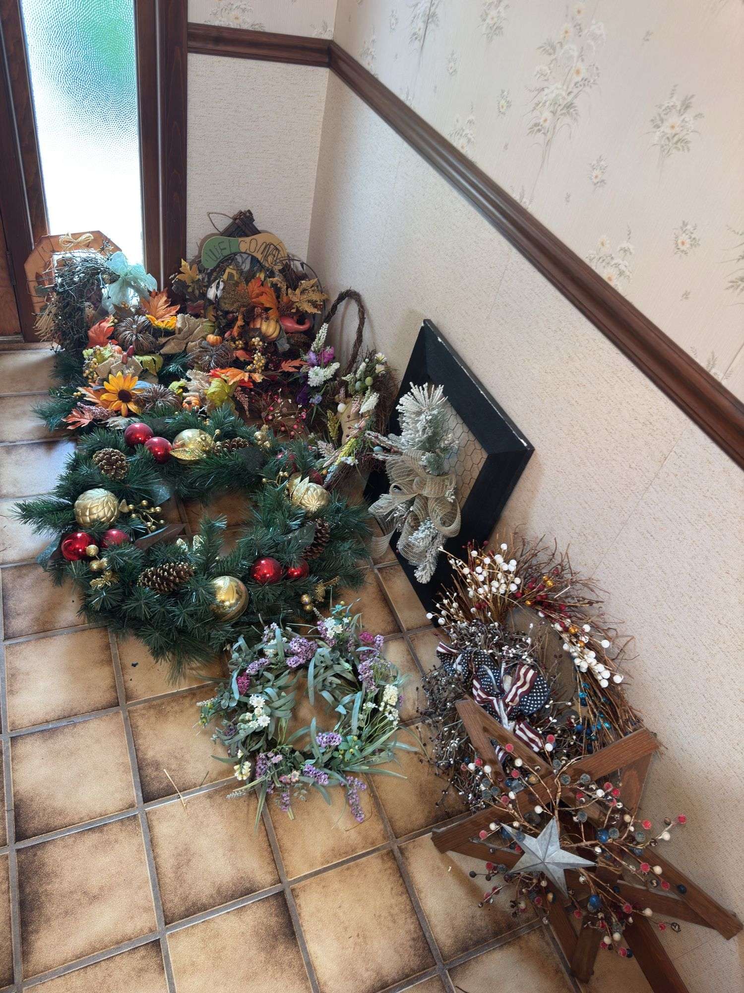 HOLIDAY DECOR WREATHS