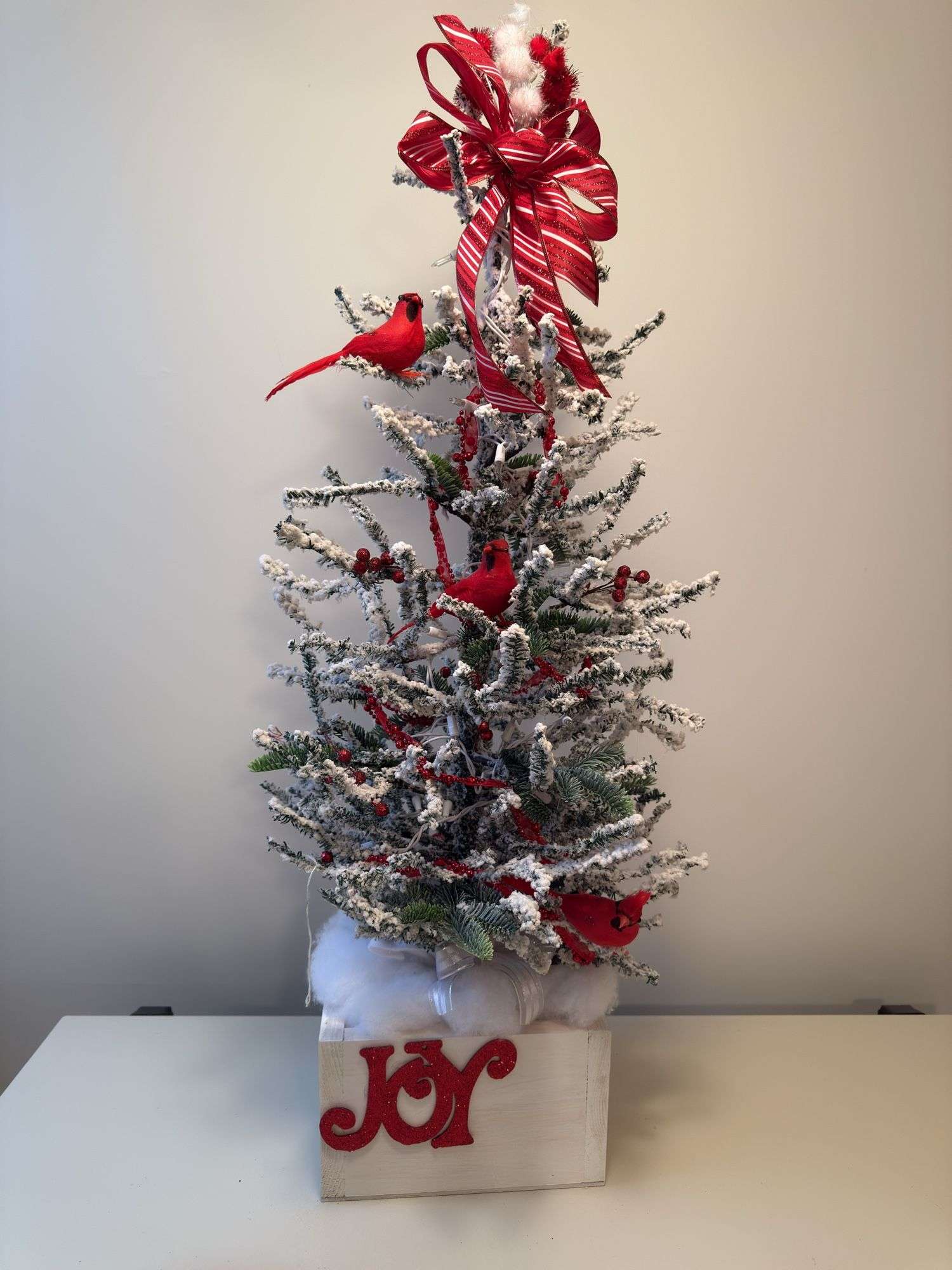 WHITE BOX CHRISTMAS CARDINAL WITH PRE-LIT TREE