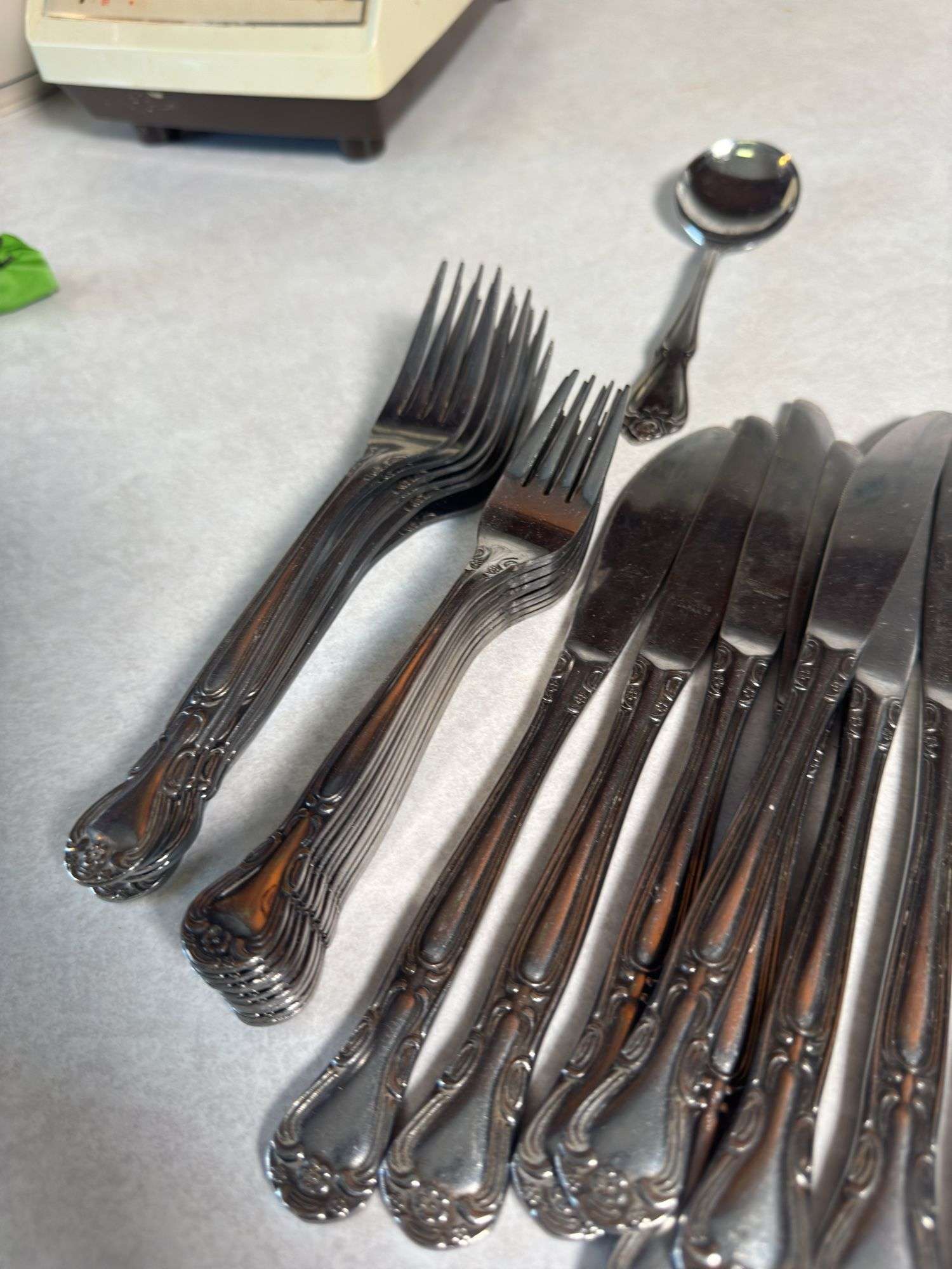 SILVERWARE SET