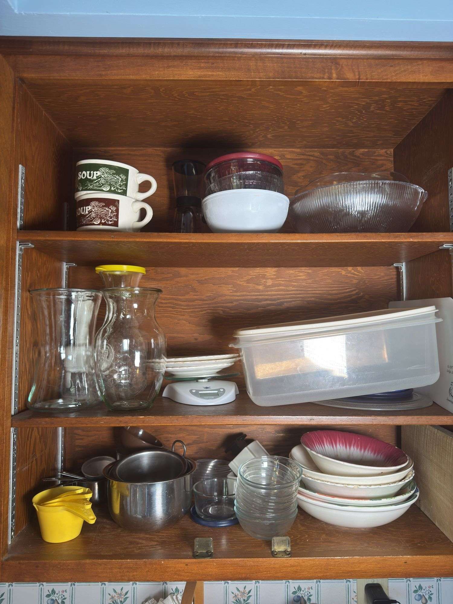 CONTENTS OF CABINET VINTAGE FLOUR SIFTER, SERVING BOWLS, MEASURING CUPS, FOOD SCALES