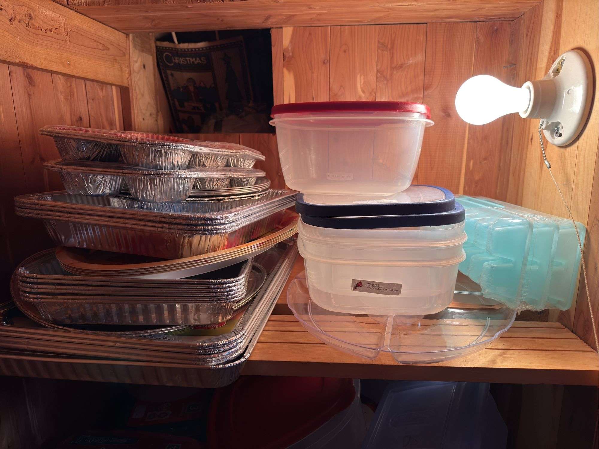 ASSORTMENT OF FOOD STORAGE CONTAINERS AND TRAYS