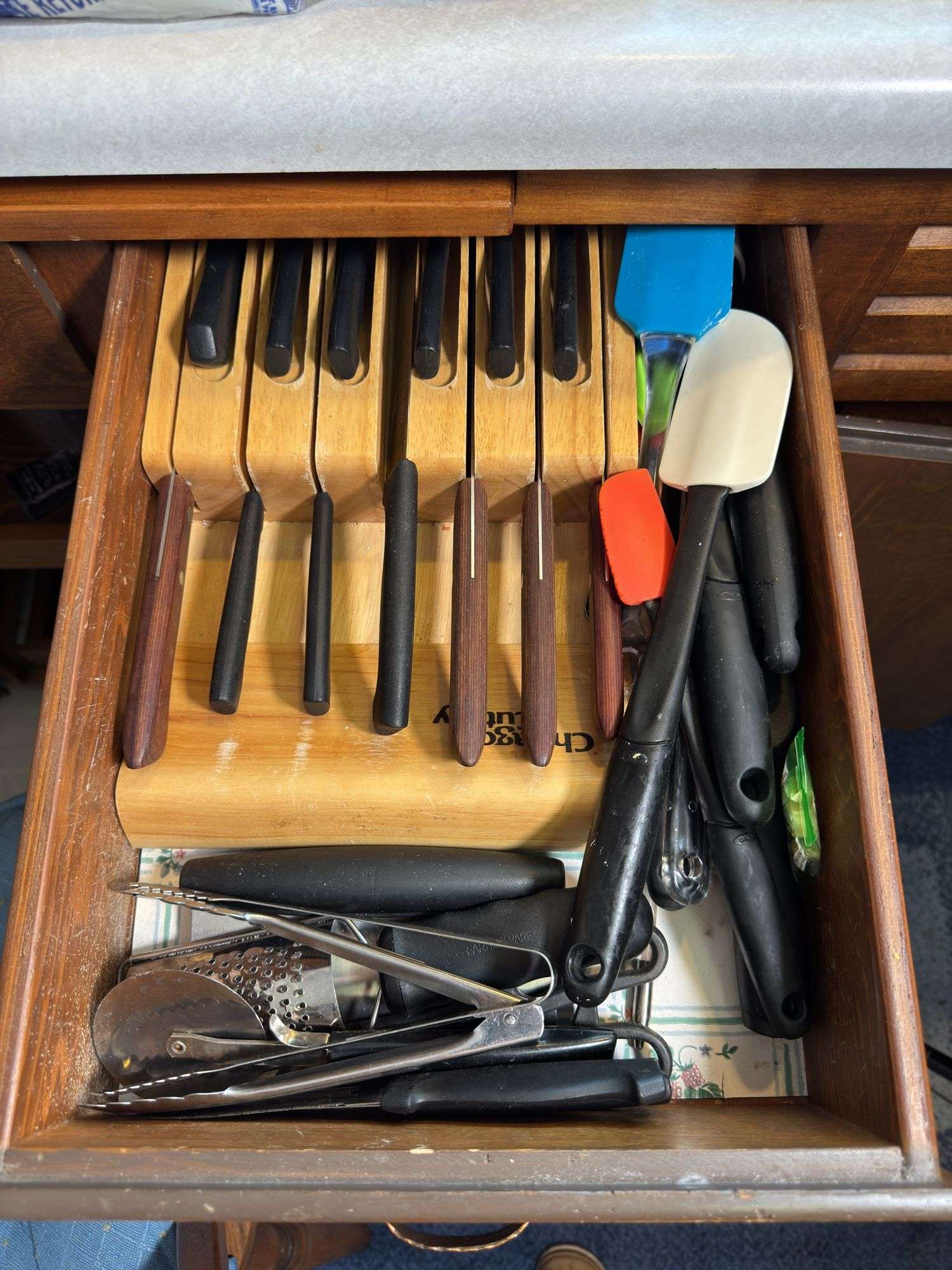 CONTENTS OF DRAWER KNIVES, SPATULAS