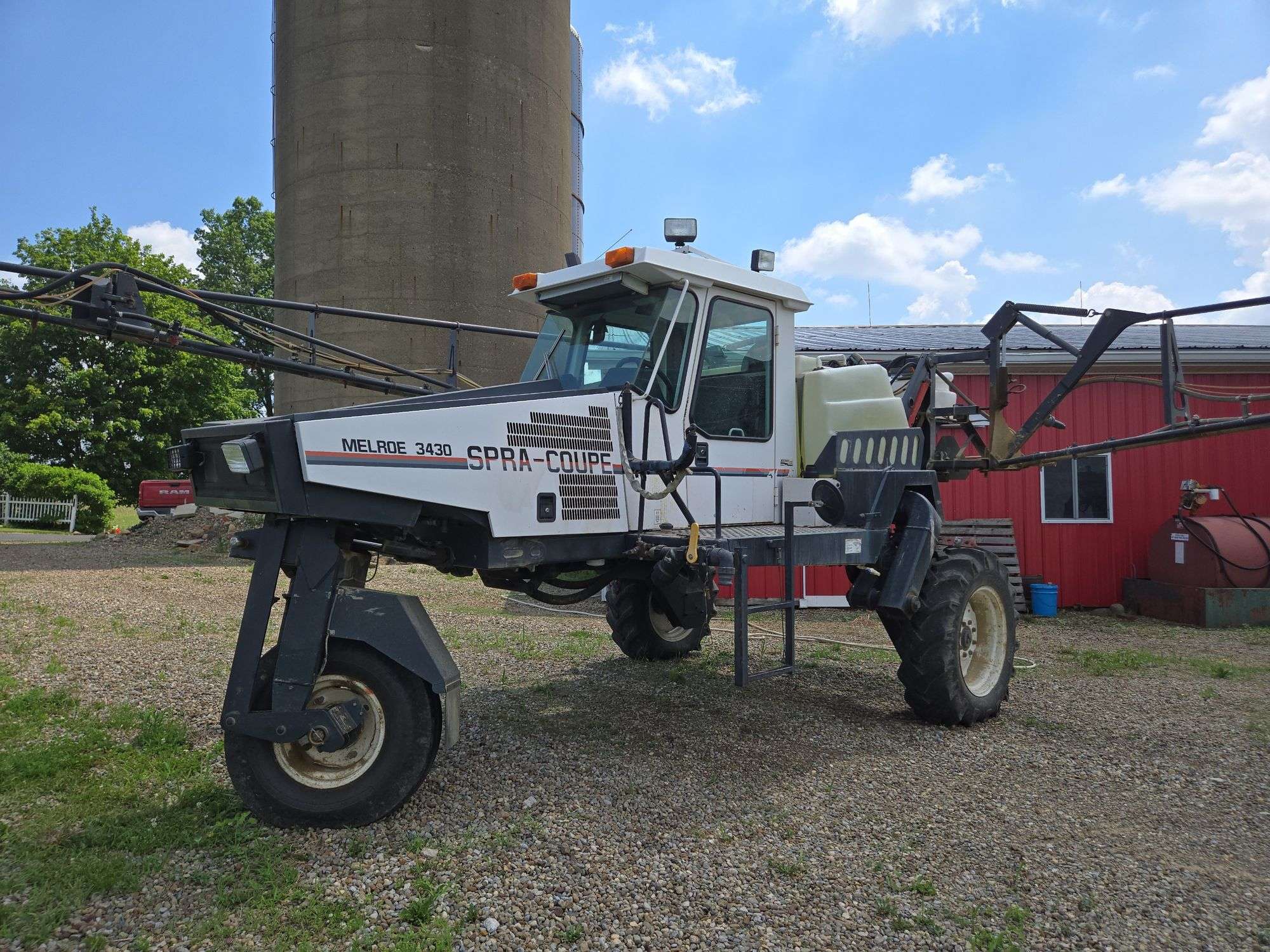 Melroe 3430 Spra-coupe sprayer