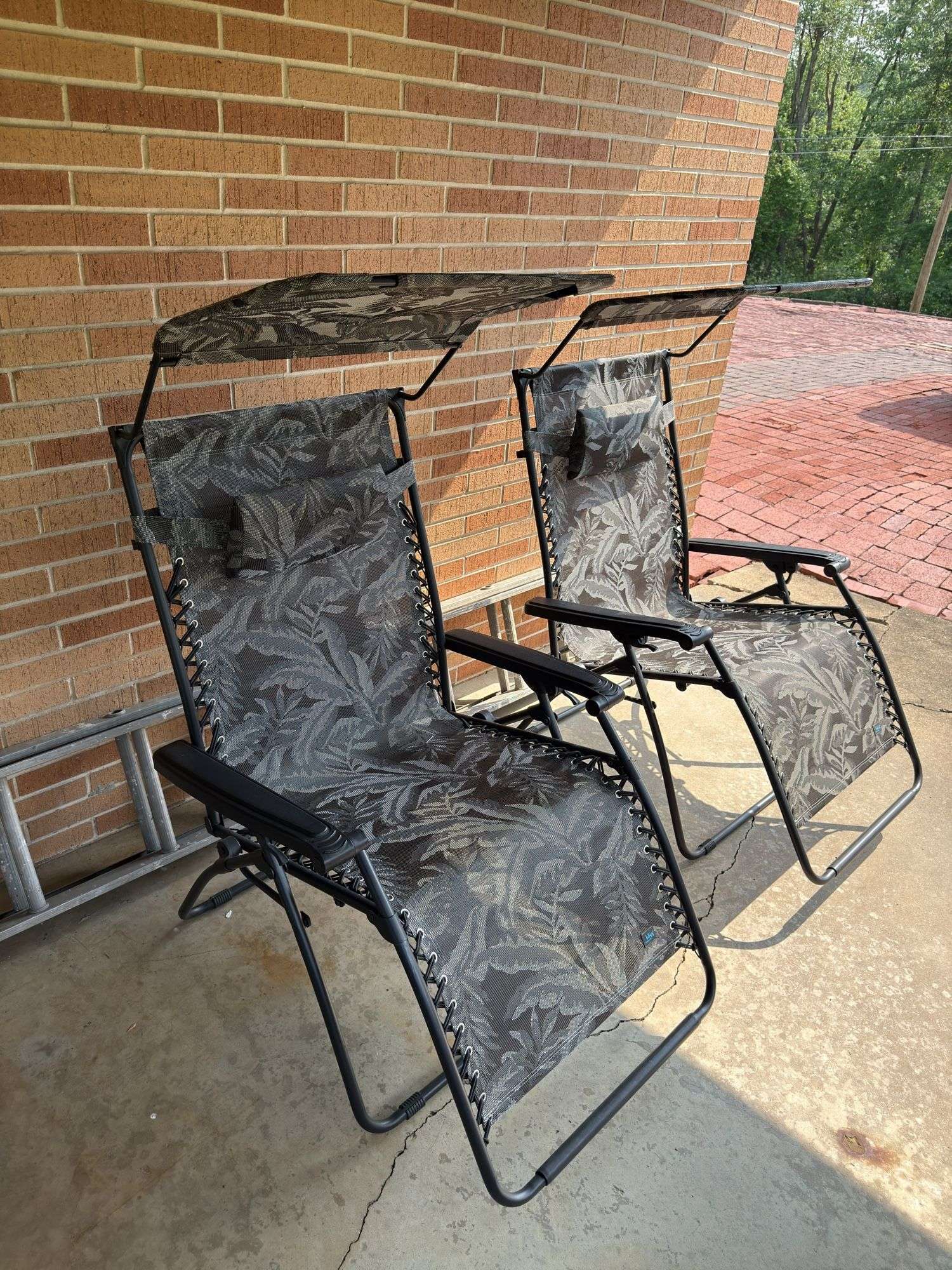 PAIR OF BLISS HAMMOCKS BRAND GRAY ZERO GRAVITY CHAIRS WITH SUN SHADE CANOPY