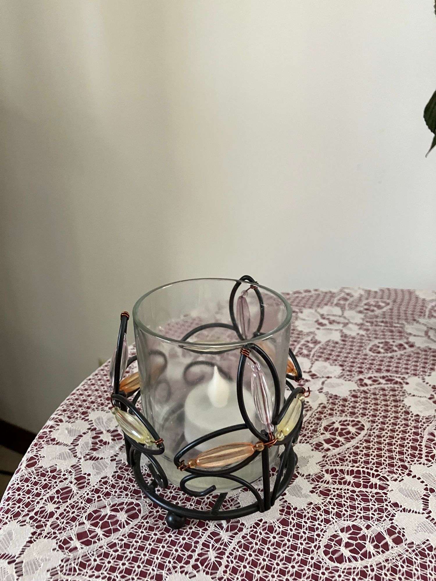 ROUND MDF-TOP TABLE WITH CONTENTS TABLE CLOTH, GLASSWARE, FLORAL DECOR, LAMPS, (ITEMS IN PHOTOS)