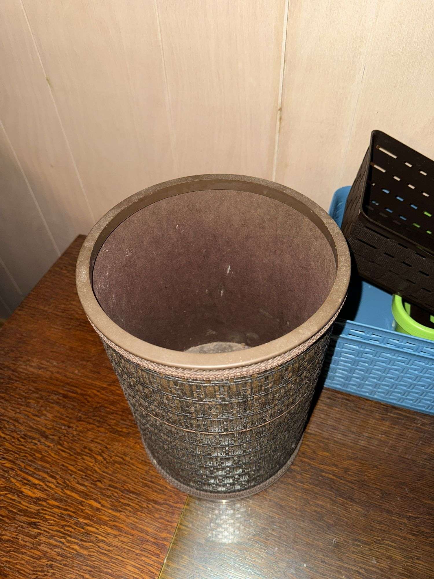 PLASTIC ORGANIZER BASKETS AND PAIR OF WASTE BINS