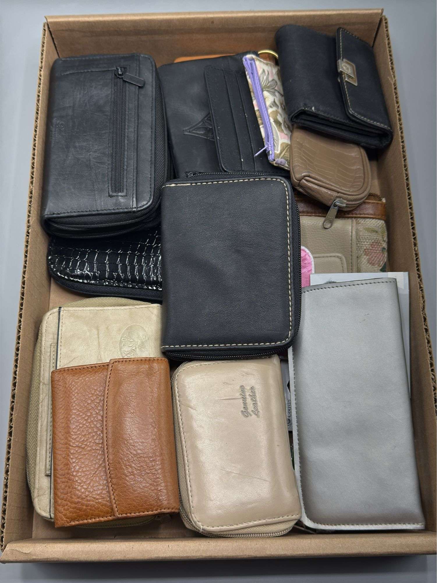 ASSORTMENT OF WOMENS WALLETS AND COIN POUCHES