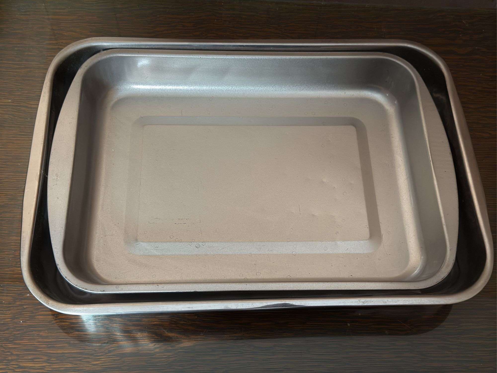 PRISCILLA WARE ALUMINUM COVERED ROASTER, PYREX 9 x 13 PAN WITH BASKET, AND BAKING PANS