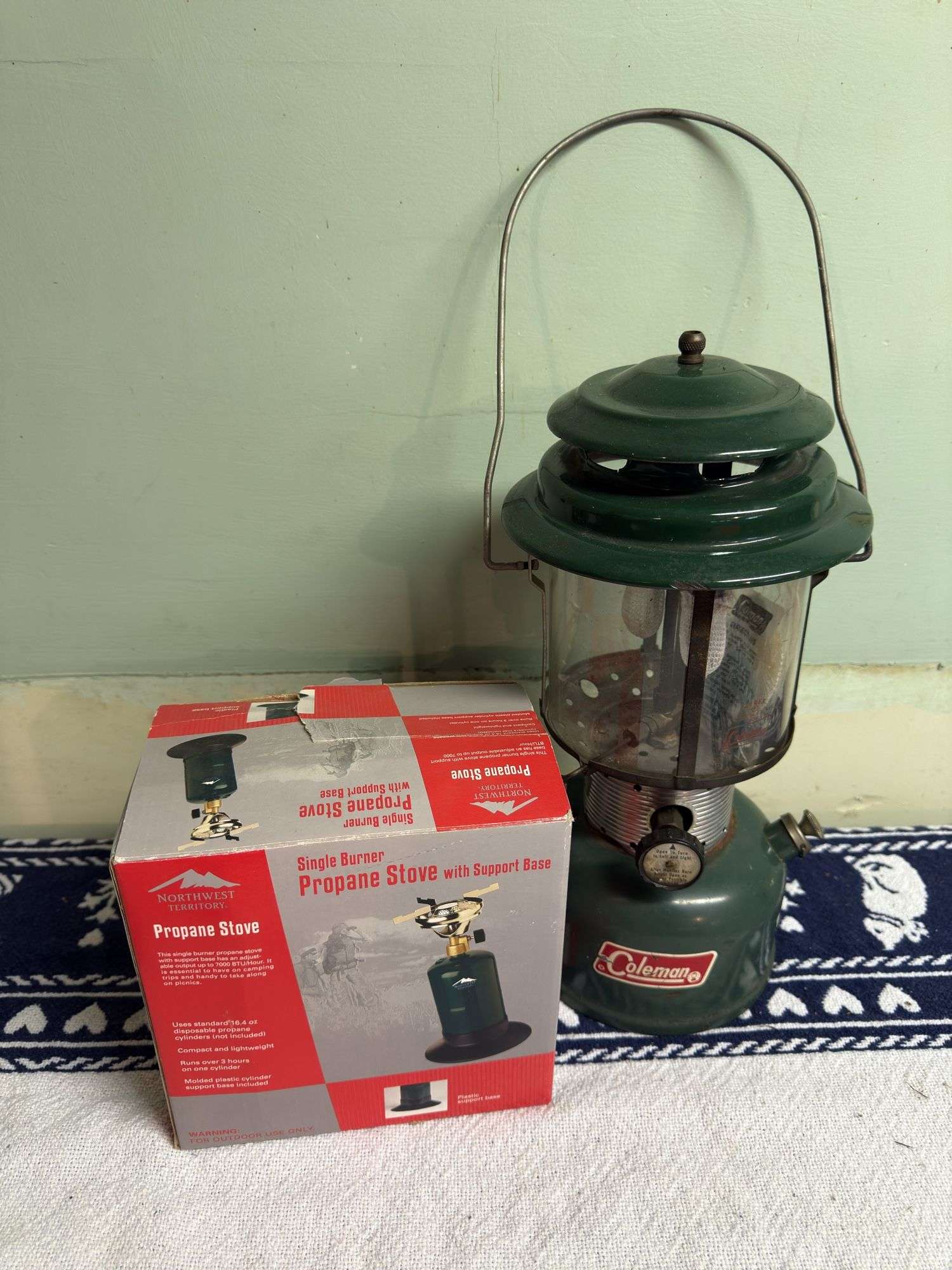 VINTAGE COLEMAN TWO MANTLE FUEL LANTERN AND NW TERRITORY PROPANE SINGLE BURNER STOVE WITH BASE