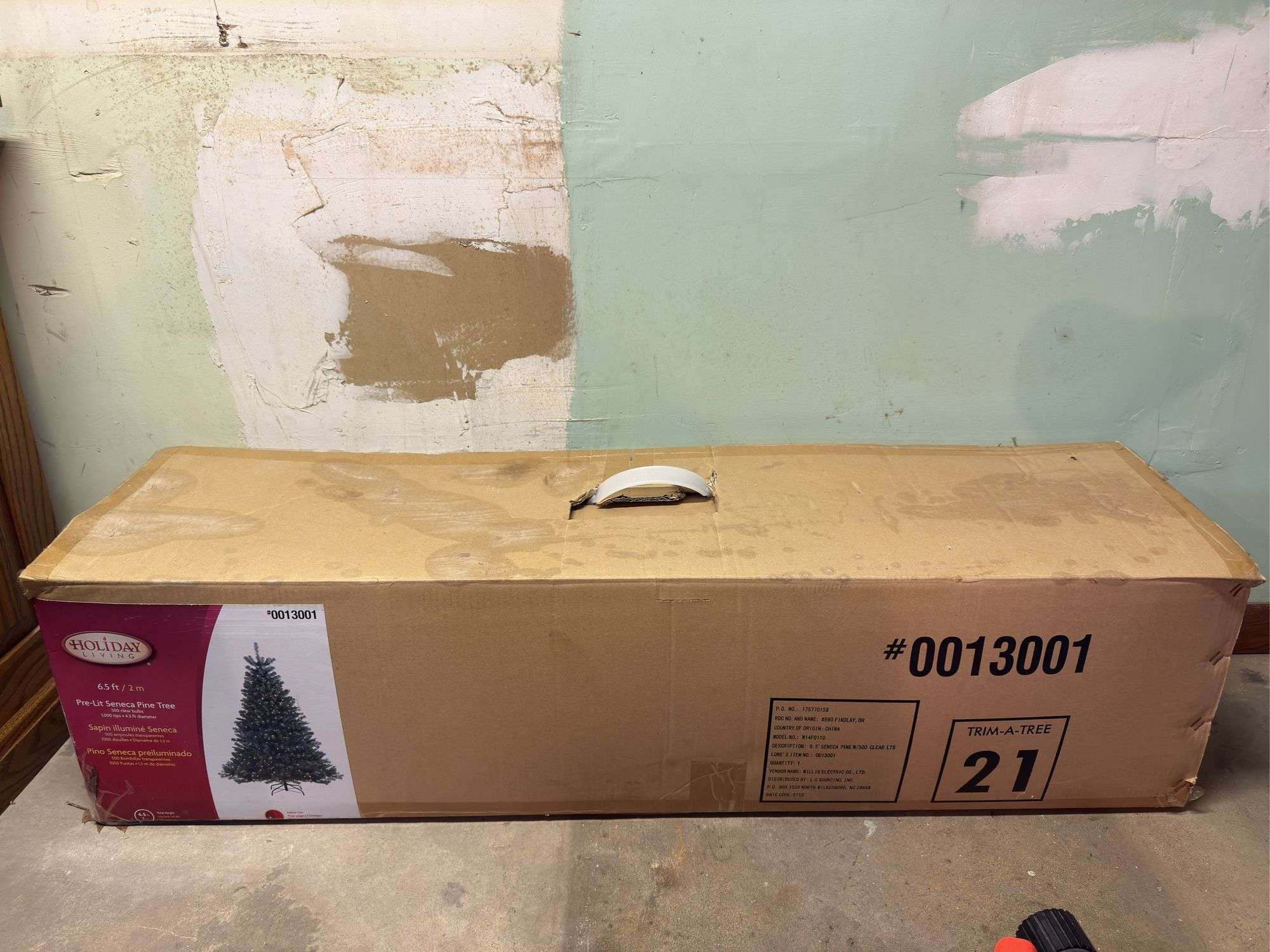 HOLIDAY LIVING 6.5’ PRE-LIT CHRISTMAS TREE