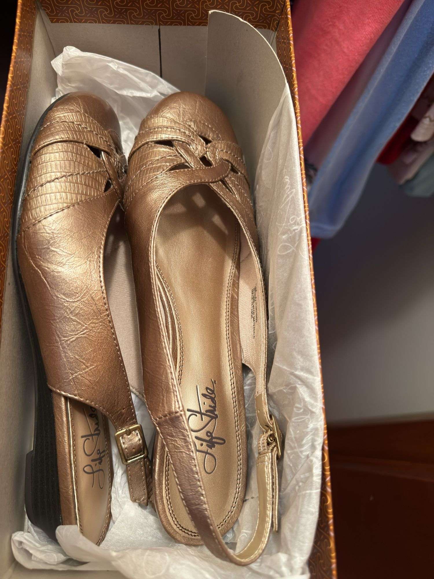 CONTENTS OF SHELF: SHOES NEW IN BOXES