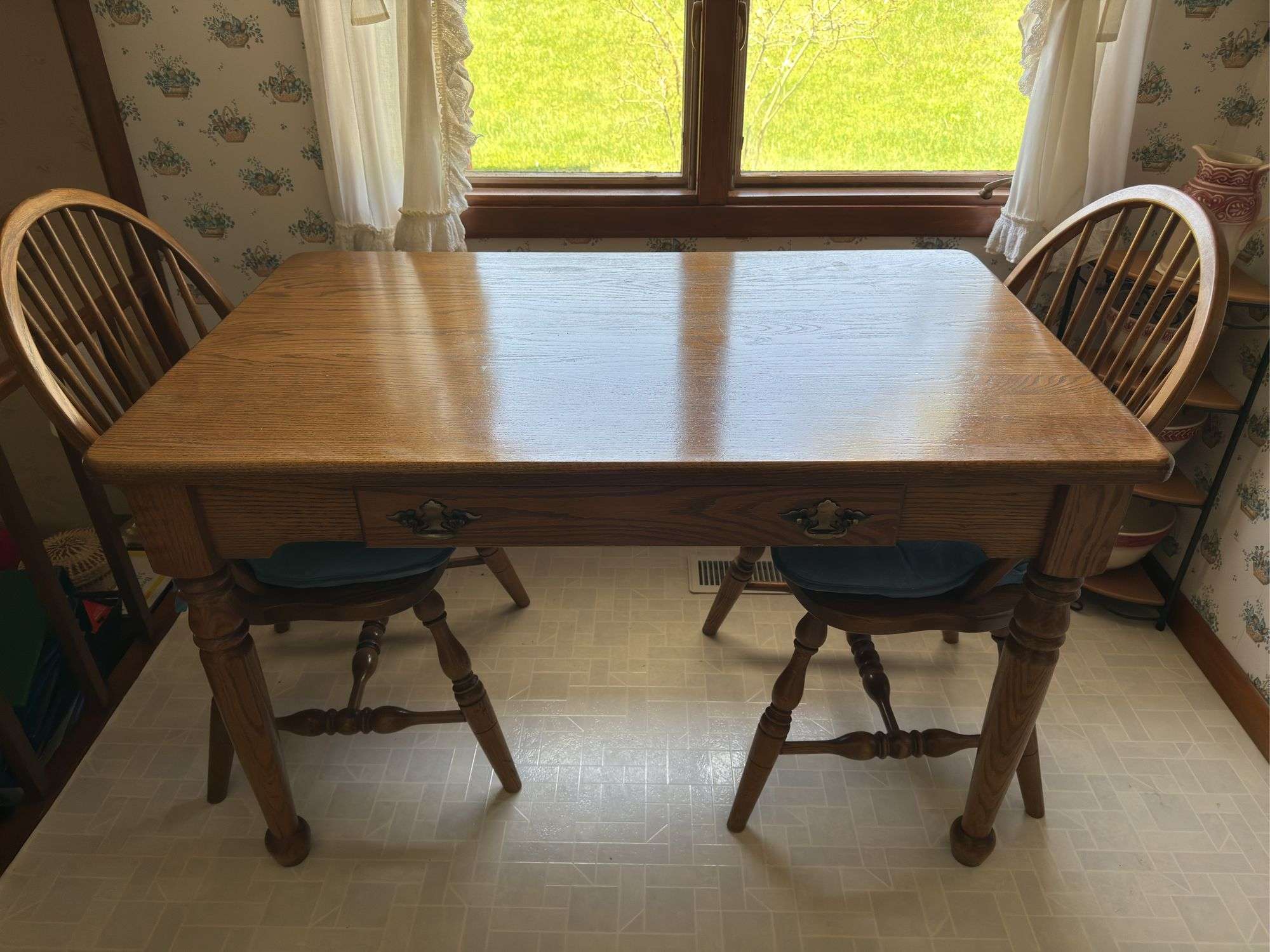 SOLID OAK KITCHEN TABLE WITH 2 MATCHING CHAIRS