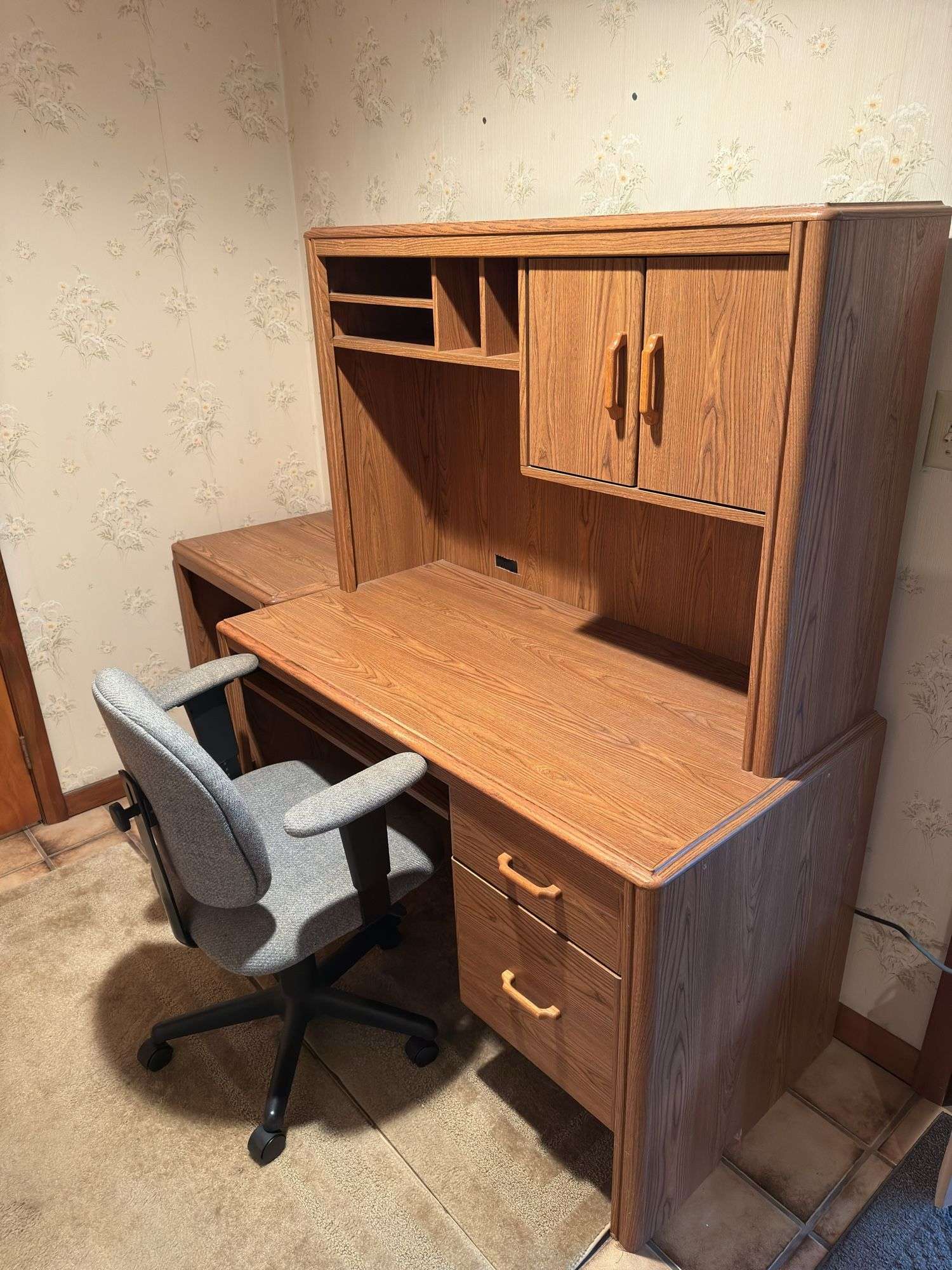WOODEN COMPUTER DESK WITH ROLLING DESK CHAIR